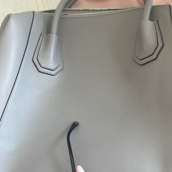 Givenchy Grey Leather Shoulder Bag Antigona - Picture 5 of 9